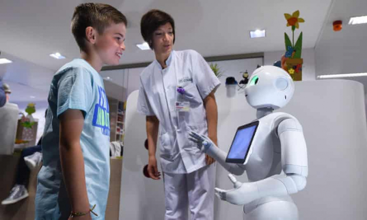 의료진의 노동력이 부족해지면서 의료현장에서도 '배송로봇' 수요가 늘고있다. [사진=게티이미지]