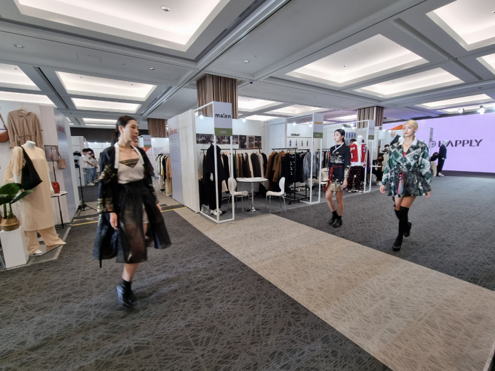 2일 오후 2시 30분경 진행된 패션쇼에서 한복을 모티프로 한 여성복 브랜드 ‘하플리’ 제품을 입은 모델이 런웨이를 하고 있다. [사진=박예진 기자]