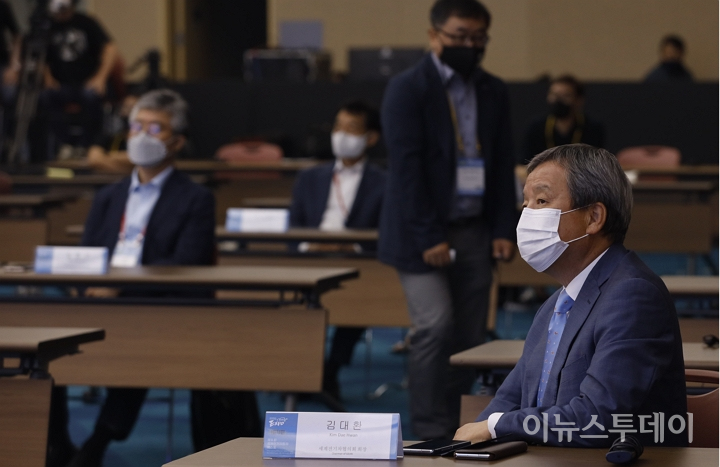 리더스 라운드 테이블에 참석한 김 위원장.