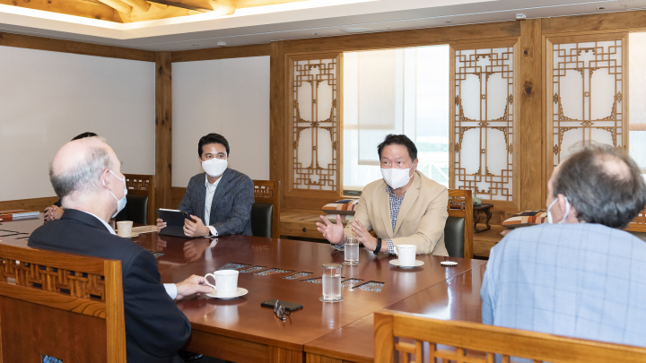 최태원 SK그룹 회장(오른쪽 두번째)이 6일 서울 종로구 SK서린빌딩에서 플러그파워 앤드류 J. 마시 CEO를 만나 수소 생태계 구축 등 협력 방안을 논의하고 있다. [사진=SK]