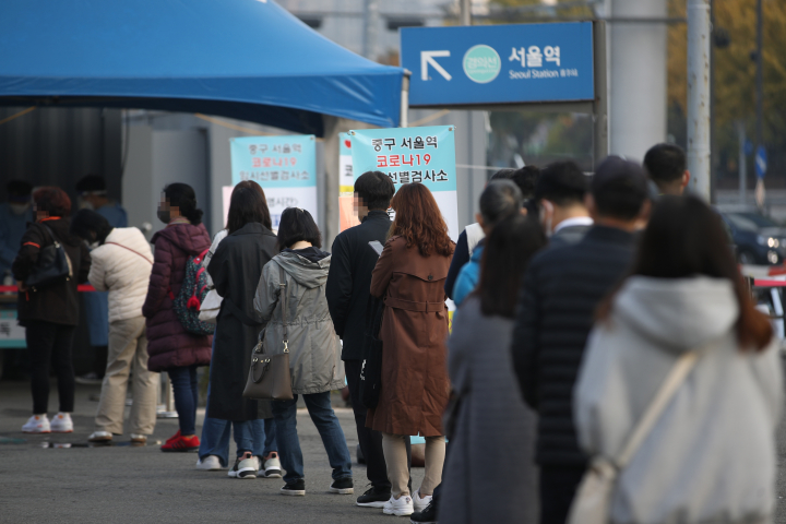 2일 오전 서울역광장에 설치된 임시선별검사소에서 코로나19 검사를 받기 위해 줄을 서고 있는 시민들. [사진=연합뉴스]