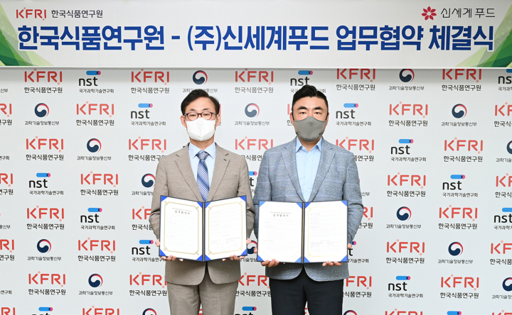 백형희 한국식품연구원 원장(왼쪽)과 송현석 신세계푸드 대표가 푸드테크 강화를 위한 업무협약 체결식을 가졌다. [사진= 신세계푸드]