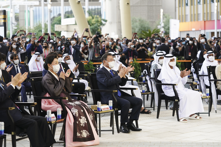 문재인 대통령이 16일(현지시간) 두바이 엑스포 알 와슬 플라자에서 열린 두바이 엑스포 한국의 날 공식행사에 참석해 박수를 치고 있다. [사진=청와대]