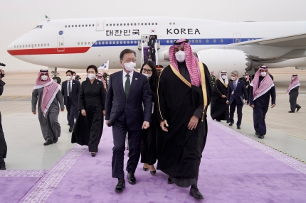 중동 3개국을 순방 중인 문재인 대통령이 18일(현지 시각) 사우디아라비아 리야드 킹칼리드 국제공항 왕실터미널에 도착, 무함마드 빈 살만 왕세자의 영접을 받고 있다. [사진=연합뉴스]