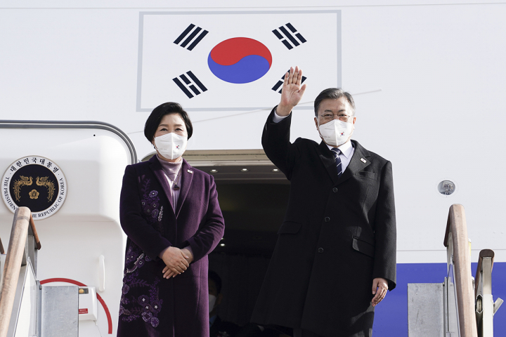 문재인 대통령과 김정숙 여사가 15일 서울공항에서 중동 3개국 순방을 떠나기에 앞서 인사를 하고 있다. [사진=청와대]