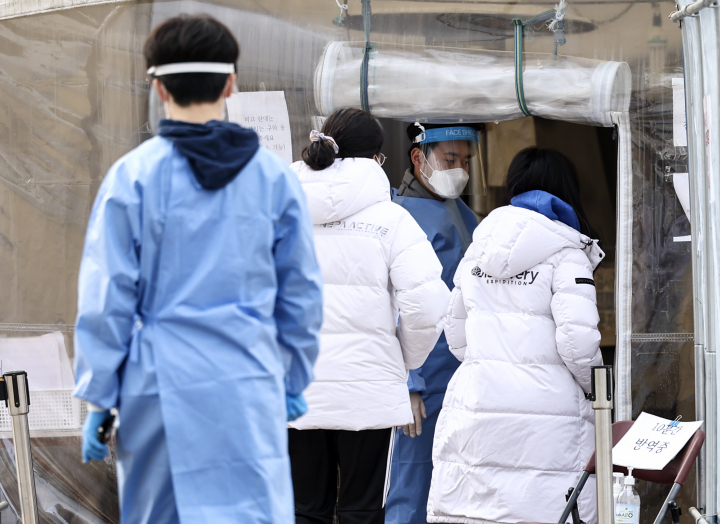 22일 오전 서울 용산역 임시선별진료소에서 검사를 받기 위해 이동하고 있는 시민들. [사진=연합뉴스]