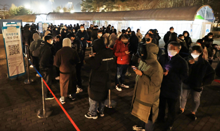 26일 저녁 서울 동작주차공원 임시선별검사소에서 시민들이 검사를 받기 위해 줄지어 서있다. [사진=연합뉴스]