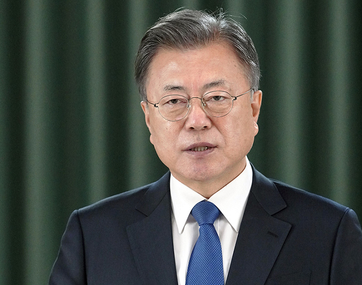 문재인 대통령이 2일 열린 제1회 한국에너지공과대학교 입학식 및 비전 선포식 축사를 영상으로 전하고 있다. [사진=청와대]