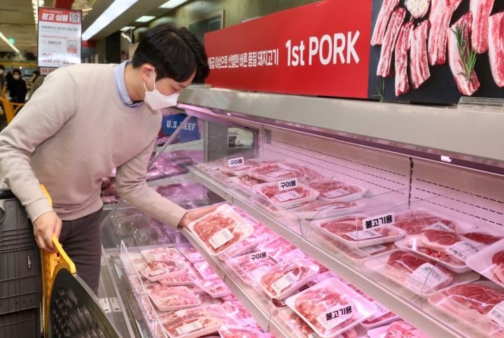 소비자가 이마트에서 돼지고기를 구매하고 있다. [사진= 이마트]