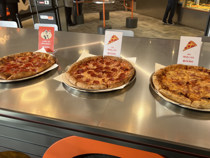 노브랜드 피자 '투머치 페퍼로니 피자'(맨 왼쪽)와 타 글로벌 피자 브랜드 페퍼로니 피자. [사진= 정혜원 기자]