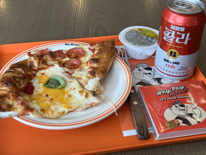 올어바웃 치즈 피자와 투머치 페퍼로니 피자. [사진= 정혜원 기자]