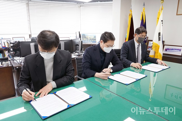 방두철 서울미디어그룹 대표이사(가운데)와 김민석 로반 대표이사(왼쪽), 박성준 이룸리온 변리사가 협약서에 서명하고 있는 모습.