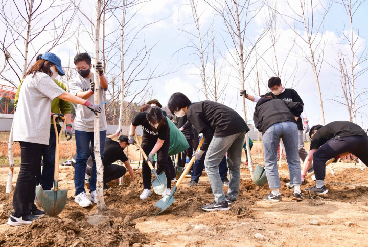 AIA생명 임직원들이 지난 1일 서울 안양천에서 HLBL 숲 프로젝트를 진행하면서 나무를 심었다. [사진=AIA생명]