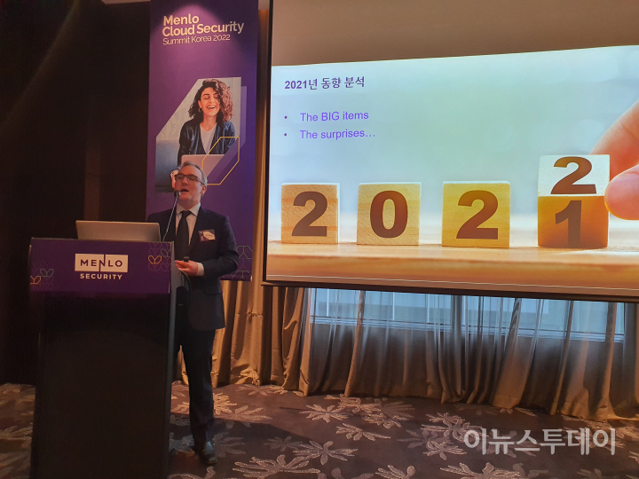 마크 건트립(Mark Guntrip) 멘로시큐리티 사이버 보안 전략 담당 이사가 지난해 글로벌 보안 동향과 대응 방안을 설명하고 있다. [사진=김영민 기자]