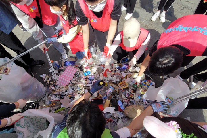 지난 23일 수원역 로데오거리 일원에서 진행된 환경 정화 봉사활동 모습. [사진=수원시]