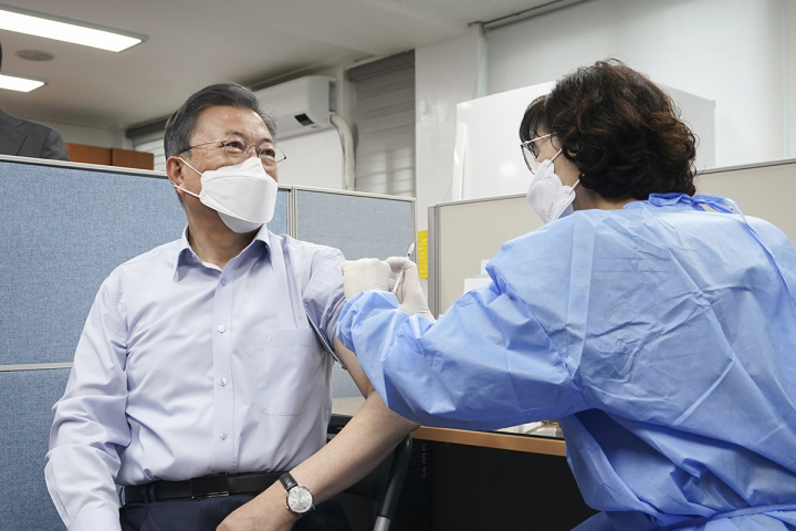 문재인 대통령이 25일 오전 서울 종로구보건소에서 화이자 백신으로 코로나19 4차 예방접종을 하고 있다. [사진=청와대]