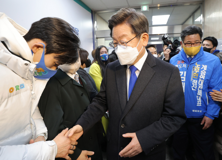 3월 10일 새벽 당시 더불어민주당 이재명 대선 후보가 기자회견을 하기 위해 서울 여의도 중앙당사에 들어서며 지지자들과 인사를 나누고 있다. [사진=연합뉴스]