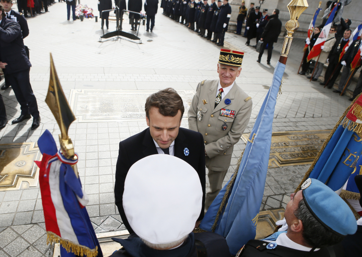 에마뉘엘 마크롱 프랑스 대통령 당선인(가운데)이 대선 다음 날인 8일(현지시간) 첫 공식일정으로 파리에서 열린 2차대전 전승기념일 행사에 참석, 퇴역 참전용사들과 인사를 나누고 있다. [사진=연합뉴스]
