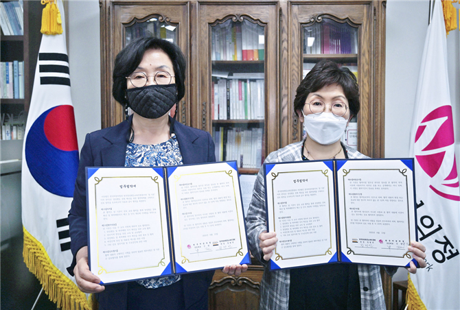한국양성평등교육진흥원(원장 장명선, 사진 오른쪽)은 한국여성의정(상임대표 신명, 사진 왼쪽)과 양성평등 및 폭력예방 의식 확산을 위한 상호 업무협약(MOU)을 체결했다. [사진=한국양성평등교육진흥원]