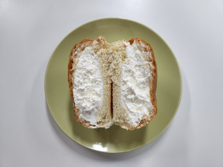 크림으로 가득찬 연세우유빵의 '반갈샷'. [사진=유수현 기자]