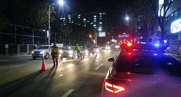 대전둔산경찰서 교통안전계는 5일 새벽 1시~3시 서구 둔산동 둔산여고 앞에서 새벽시간대 음주운전 단속을 시행, 음주운전자 2명을 적발했다고 밝혔다. <사진제공=대전둔산경찰서>