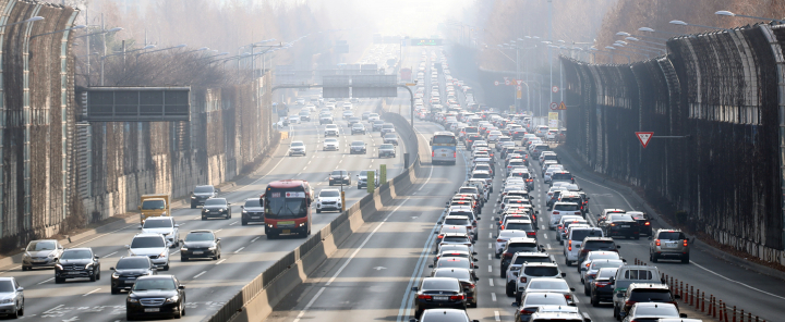 설 연휴 4흘째인 13일 오후 귀경길에 나선 차량이 몰리면서 전국 주요 고속도로 정체구간이 늘고 있다. [사진=연합뉴스]