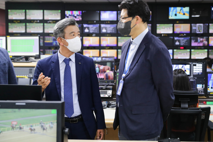 정기환 마사회 회장(왼쪽)이 지난 23일 서울경마공원 국제방송실 현장을 찾았다. [사진=한국마사회]