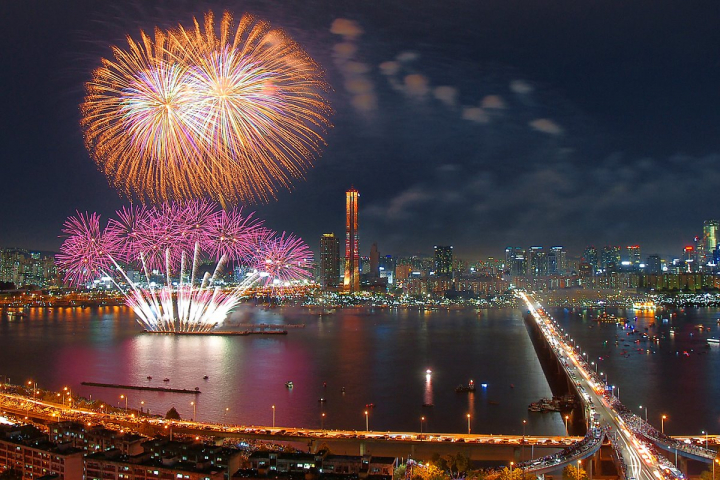 한화생명이 ‘한화와 함께하는 서울세계불꽃축제’ 이벤트를 실시한다. 서울세계불꽃축제는 내달 8일 여의도 한화생명 본사 63빌딩 앞에서 개최된다. [사진=한화생명]