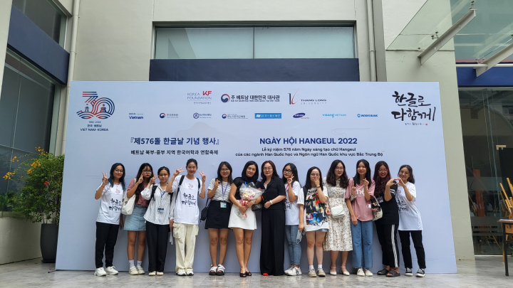 KF-글로벌 버디와 베트남 탕롱대학교 학생들. [사진=경희사이버대]