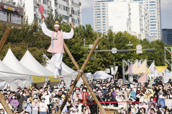 광명시의 문화백신 기획축제 ‘페스티벌 광명 2022’가 10월 8일과 9일 이틀간 철산역 앞 8차선 도로를 차 없는 거리에서 펼쳐지며 4만5000여명이 함께 축제를 즐겼다. [사진=광명시]