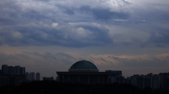 4일부터 시작되는 국정감사를 앞둔 지난 2일 국회의사당 하늘에 짙은 먹구름이 껴있다. [사진=연합뉴스]