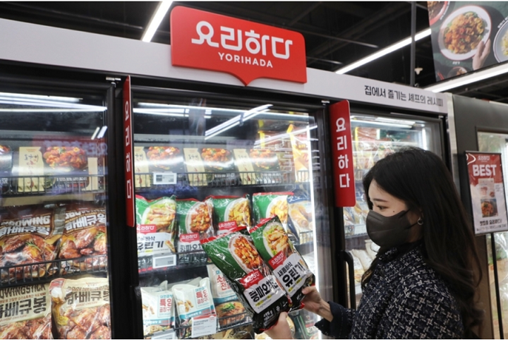 고객이 롯데마트 김포공항점에서 ‘요리하다’ 가정간편식을 고르고 있다. [사진=롯데쇼핑]