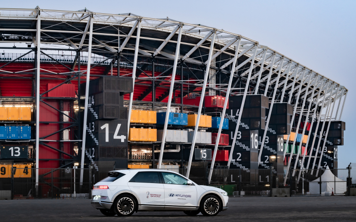 2022 월드컵 운영 차량으로 제공되는 아이오닉 5와 일렉시티를 카타르 루사일(Lusail) 스타디움 앞에서 촬영한 모습. [사진=현대차]