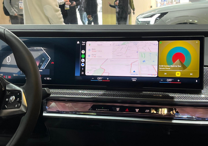 차량 내 디스플레이를 통해 최대 3개까지 앱을 동시에 볼 수 있는 구글 ‘안드로이드 오토’ 기능이 작동하는 모습. [사진=연합뉴스]