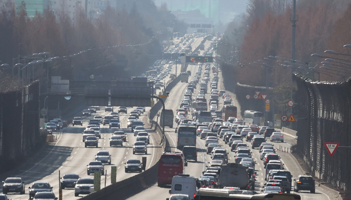 설 연휴 첫날인 21일 경부고속도로 서울 잠원IC 부근 하행선(오른쪽) 차량이 줄지어 늘어서 있다. [사진=연합뉴스]