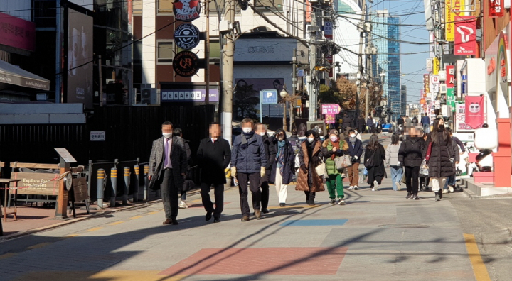 실내마스크 착용 의무가 '권고'로 전환된 30일 오후 서울 강남에서 대부분 시민이 마스크를 착용하고 이동하고 있다.