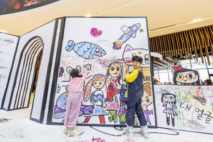 스타필드 고양 센트럴 아트리움에서 진행 중인 ‘예스 두들’ 행사에 참여한 어린이들이 벽면에 낙서를 하고 있다. [사진=신세계프라퍼티]