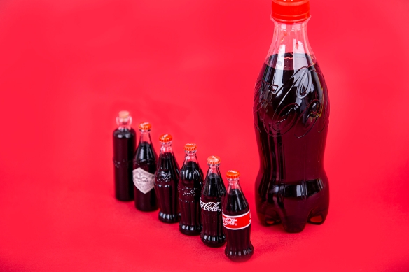 음료 시장에서 제로 마케팅을 선도한 코카-콜라는 최근 라벨프리 제품을 출시하며 미니멀 마케팅에도 적극적인 모습을 보인다. [사진=한국 코카-콜라]