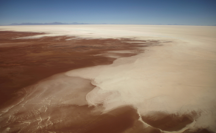 볼리비아에 위치한 세계 최대 소금 평원인 우유니 소금 사막의 전경을 찍은 모습이다. 우유니 소금 사막에는 전 세계 리튬 매장량의 절반에 달하는 양이 묻혀 있다. [사진=연합뉴스]