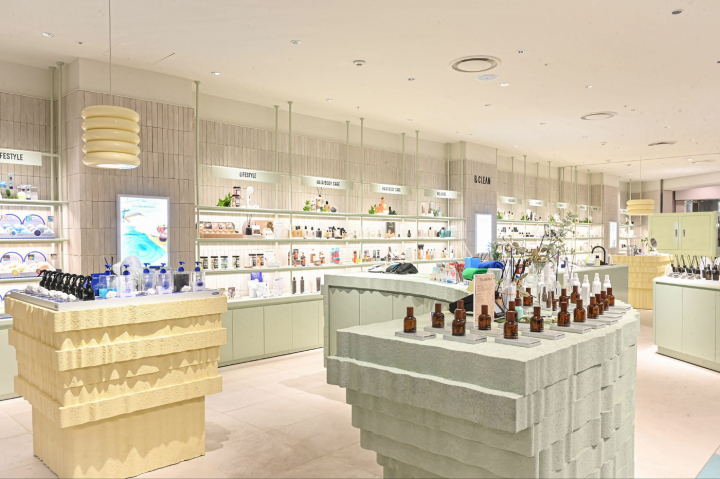 현대백화점은 2021년 업계 최초로 비건 뷰티 편집숍 비클린을 론칭했다. [사진=현대백화점]