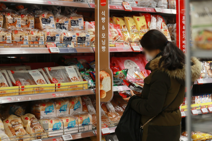 식품업계가 올해 화두로 ‘글로벌’과 ‘수익성’을 제시했다. 서울 한 마트 식품코너 모습. [사진=연합뉴스]