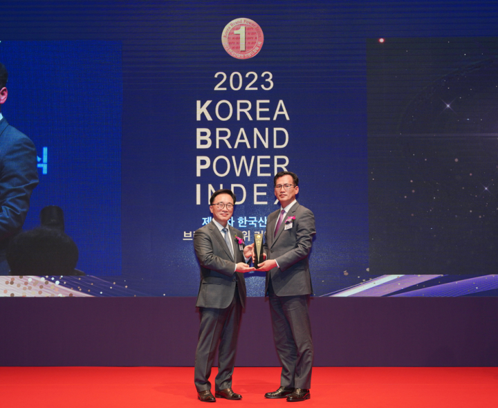 11일 서울 중구 신라호텔에서 열린 ‘2023년도 한국산업의 브랜드파워(K-BPI) Golden Brand 인증식’에서 ‘베지밀’이 두유 부문 1위 인증패를 받았다. [사진=㈜정식품]