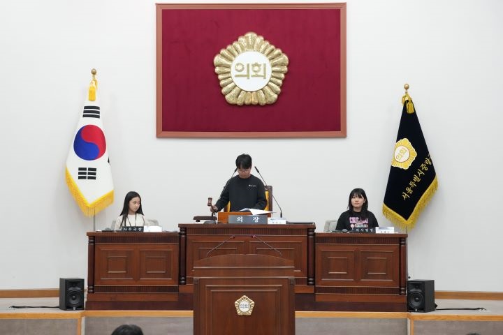 서울면동초등학교 학생들 의회교실 체험을 통한 민주주의 체득. [사진=중랑구의회]