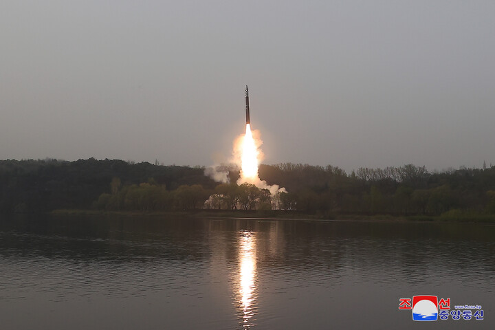북한의 고체연료 사용 화성포-18형 첫 시험발사. [사진=연합뉴스]
