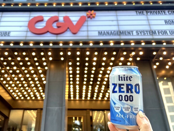 하이트진로음료는 무알코올 맥주 시장이 넓어졌지만 아직 낯설어하는 소비자와의 접점 확대를 위해 CGV에 입점, 영화를 보면서 맥주를 즐길 수 있도록 했다. [사진=하이트진로음료]