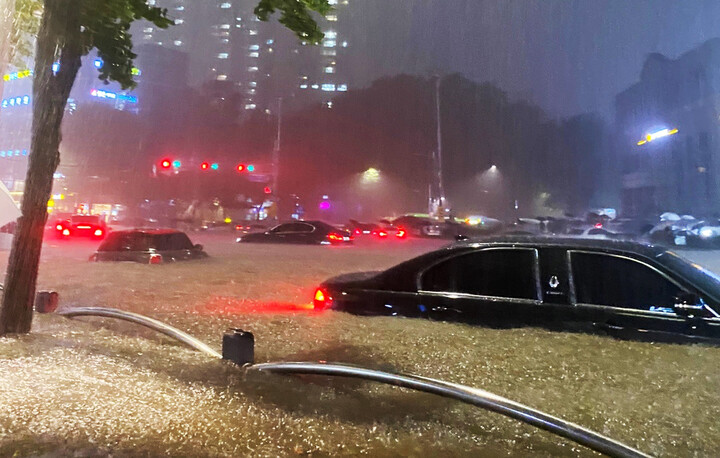 지난해 8월 서울 도로에서 차량이 물에 잠겨 있는 모습. [사진=연합뉴스]