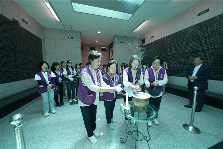 세계평화여성연합 광주전남도지부 회원 들이 위패 봉안소 분향을 하고 있다. [사진=세계평화여성연합]