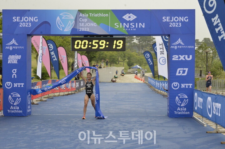여자부 1위를 차지한 NIINA KISHIMOTO(일본) 선수의 골인 모습.[사진=이용준 기자]