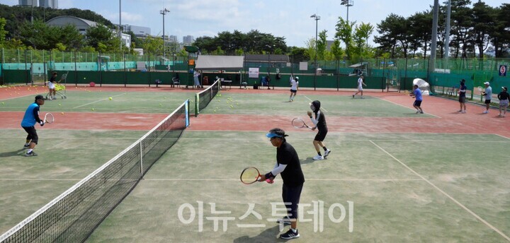 테니스교실이 진행 중인 가람동 수질복원센터 내 테니스코트에는 더운 날씨에도 불구하고 회원들이 열정적으로 수업에 참여하고 있었다.[사진=이용준 기자]