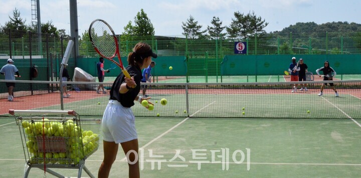회원들은 테니스가 어려워 더욱 매력적이고 재미를 느낀다고 말했다. 회원들의 연습 장면.[사진=이용준 기자]
